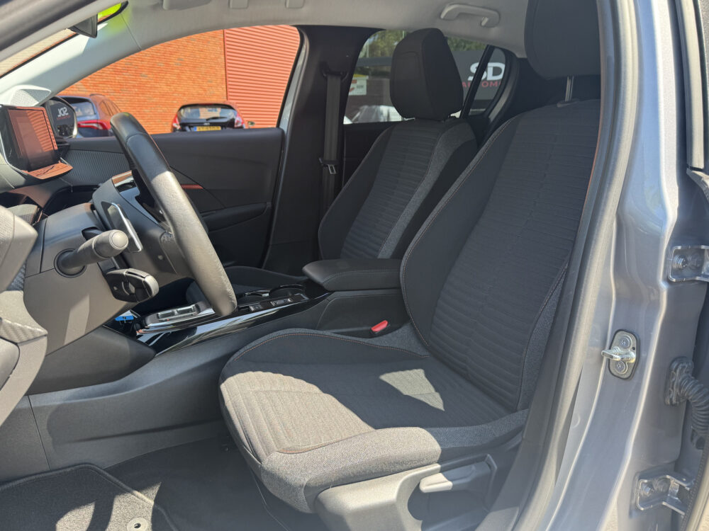Peugeot 208 1.2 PureTech Allure // CRUISE // NAVI // PDC // APPLE CARPLAY - ANDROID AUTO // DAB RADIO // LED // 9