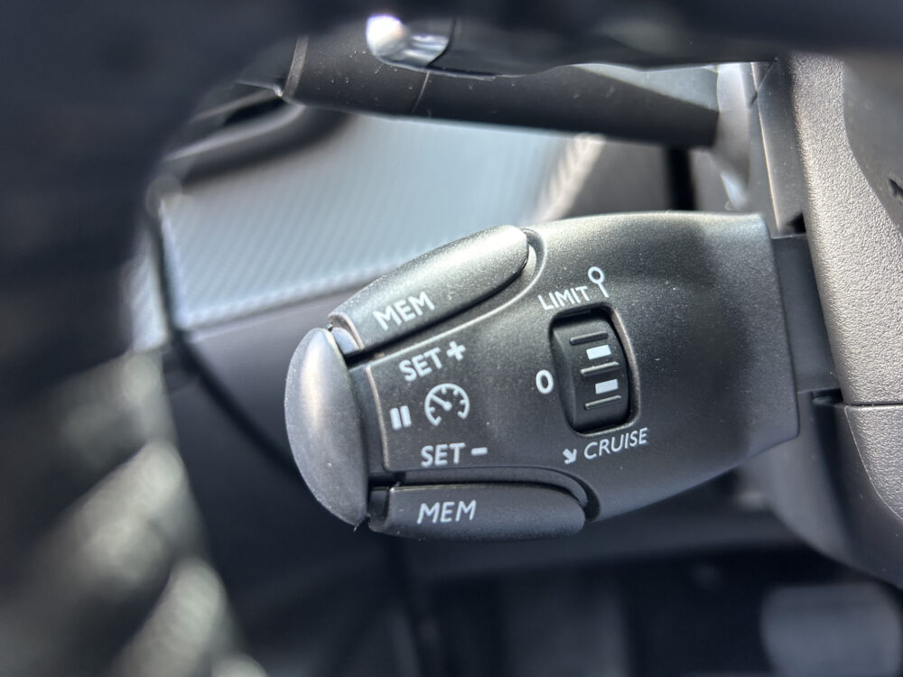 Peugeot 2008 1.2 PureTech Allure // LED // CAMERA+SENSOREN // NAVI+ CARPLAY // CLIMA // 12
