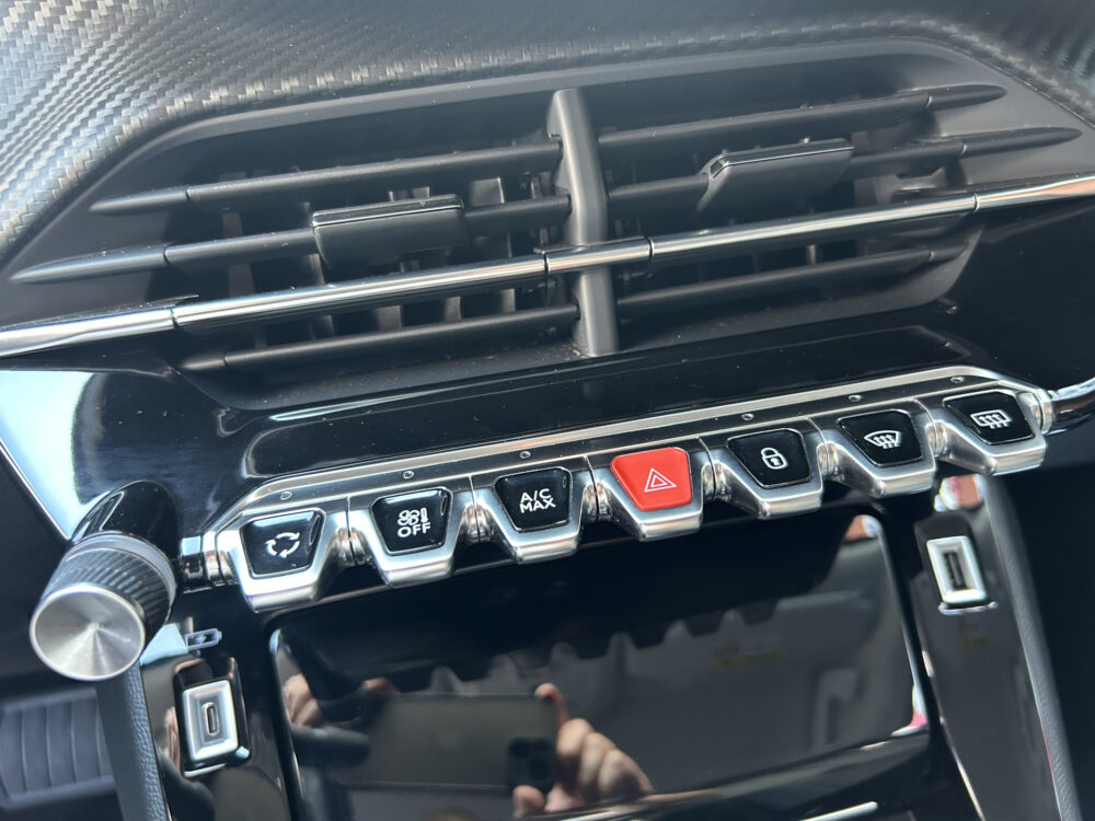 Peugeot 2008 1.2 PureTech Allure // LED // CAMERA+SENSOREN // NAVI+ CARPLAY // CLIMA // 18