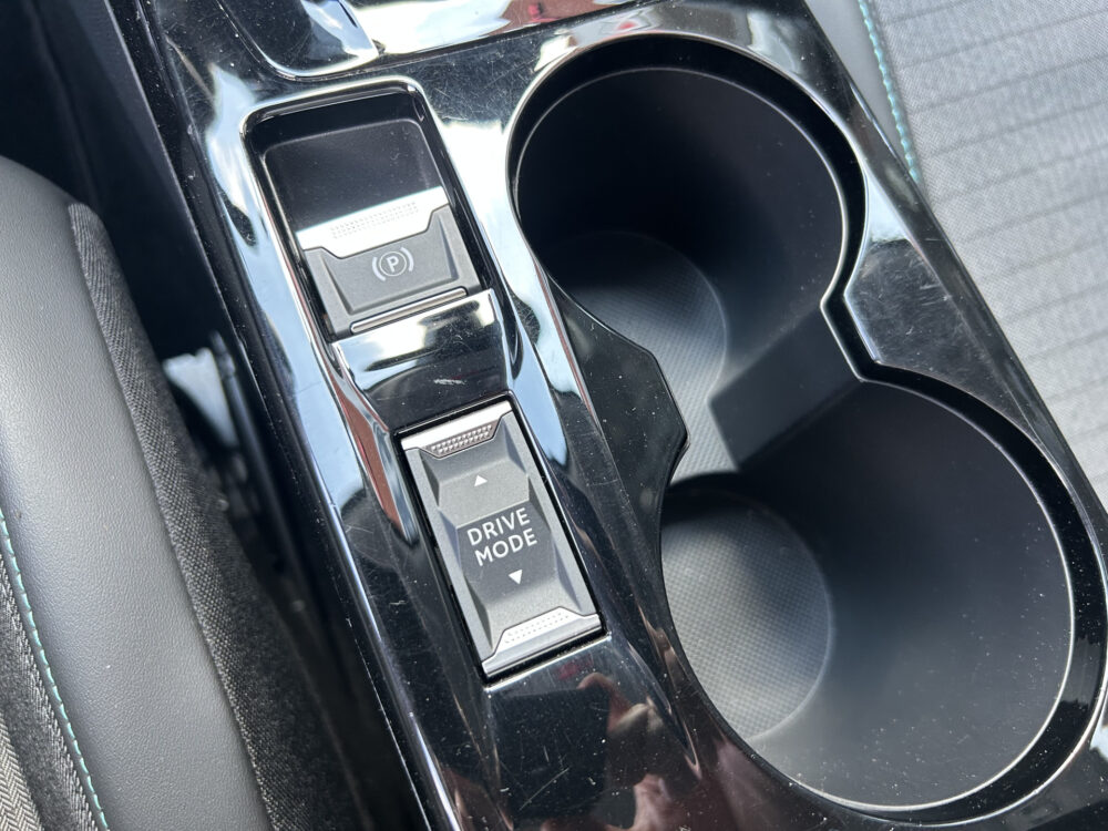 Peugeot 2008 1.2 PureTech Allure // LED // CAMERA+SENSOREN // NAVI+ CARPLAY // CLIMA // 20