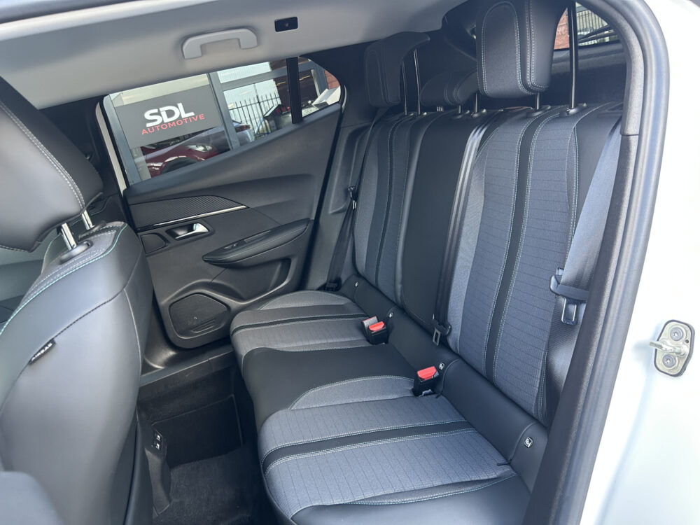 Peugeot 2008 1.2 PureTech Allure // LED // CAMERA+SENSOREN // NAVI+ CARPLAY // CLIMA // 28