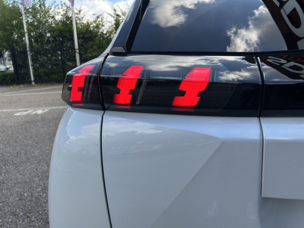 Peugeot 2008 1.2 PureTech Allure // LED // CAMERA+SENSOREN // NAVI+ CARPLAY // CLIMA // 30