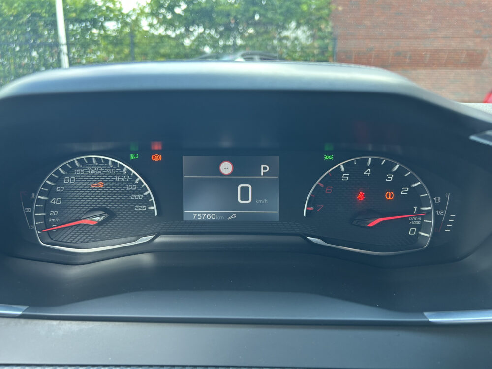 Peugeot 2008 1.2 PureTech Allure // LED // CAMERA+SENSOREN // NAVI+ CARPLAY // CLIMA // 32