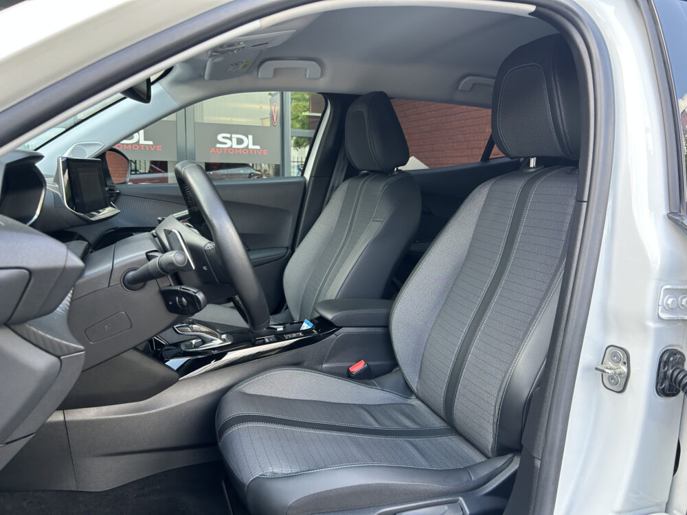 Peugeot 2008 1.2 PureTech Allure // LED // CAMERA+SENSOREN // NAVI+ CARPLAY // CLIMA // 8