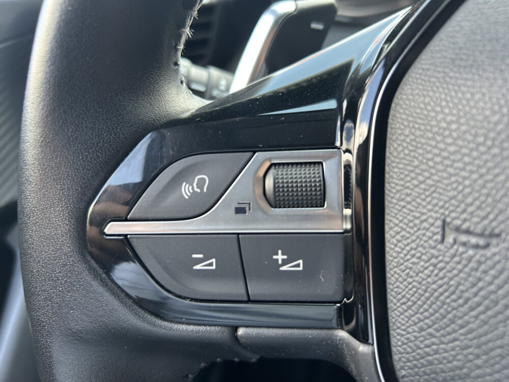 Peugeot 2008 1.2 PureTech Allure // LED // CAMERA+SENSOREN // NAVI+ CARPLAY // CLIMA // 9