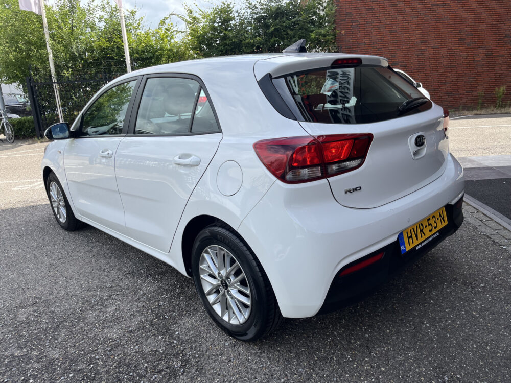 Kia Rio 1.2 CVVT DynamicLine // NAVI // AIRCO // CAMERA // LICHT METALEN VELGEN // APPLE CARPLAY - ANDROID AUTO // 3