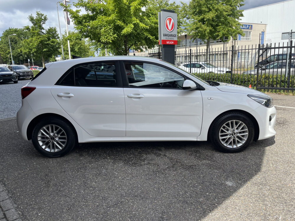 Kia Rio 1.2 CVVT DynamicLine // NAVI // AIRCO // CAMERA // LICHT METALEN VELGEN // APPLE CARPLAY - ANDROID AUTO // 6