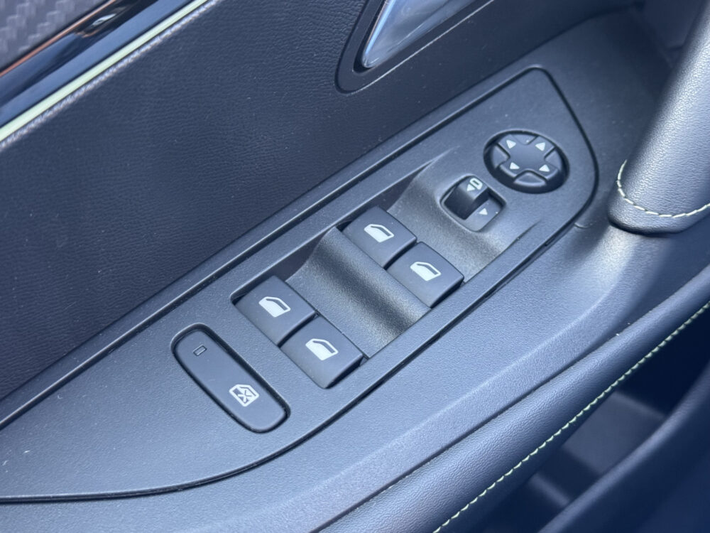 Peugeot 2008 1.2 PureTech GT-Line // LED // HALF LEDER // DODEHOEK // CRUISE // STOELVERWARMING // APPLE-ANROID AUTO // 30