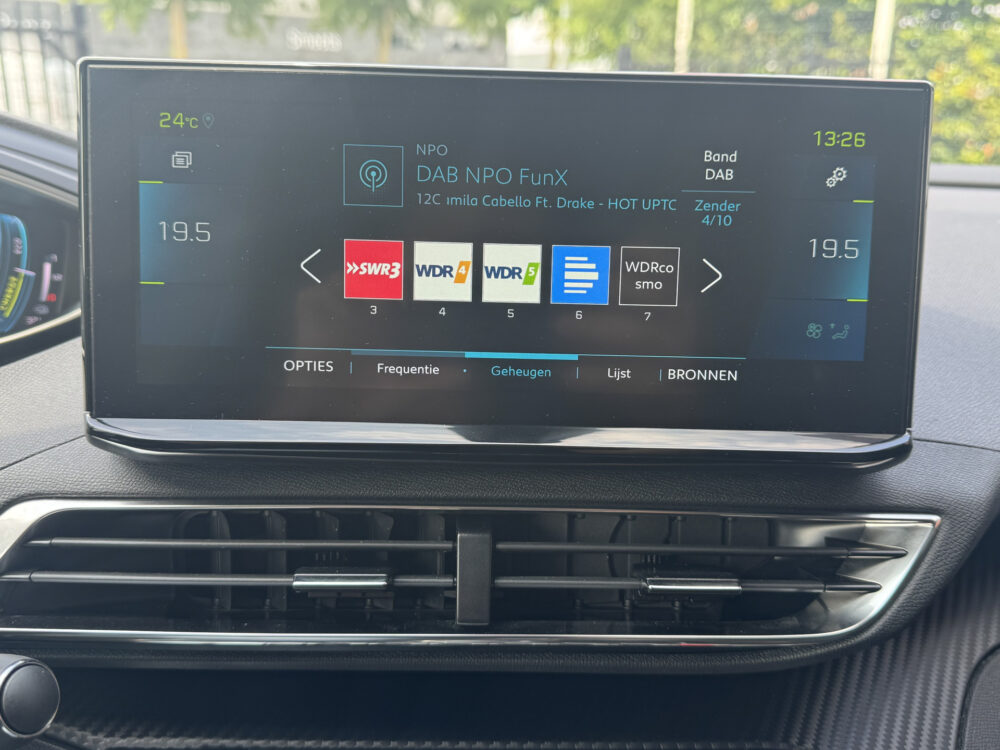 Peugeot 3008 1.6 HYbrid 225 Allure // LED // NAVI + CARPLAY // CAMERA + SENSOREN // STOELVERWARMING 18