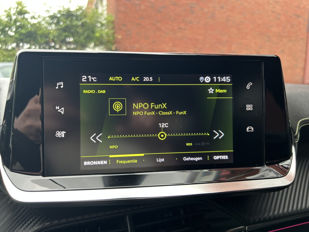 Peugeot 2008 1.2 PureTech GT-Line 131 PK! // LED // 3D COCKPIT // APPLE-ANDROID AUTO // CRUISE // STOELVERWARMING // 17