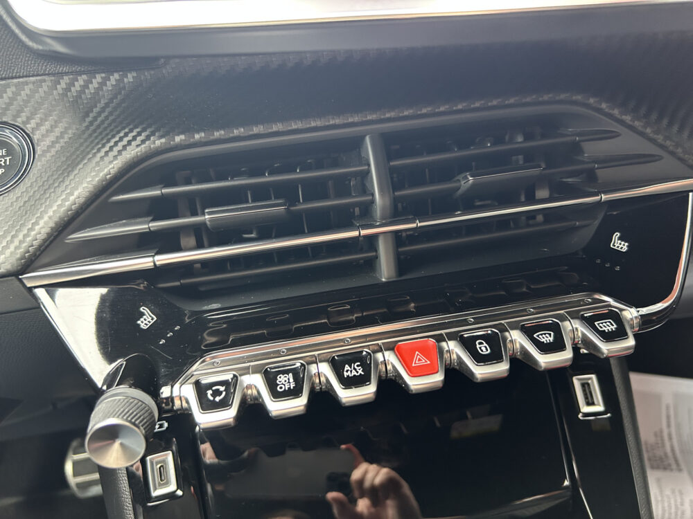 Peugeot 2008 1.2 PureTech GT-Line 131 PK! // LED // 3D COCKPIT // APPLE-ANDROID AUTO // CRUISE // STOELVERWARMING // 19