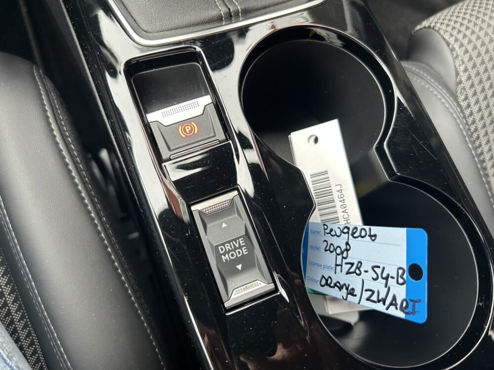 Peugeot 2008 1.2 PureTech GT-Line 131 PK! // LED // 3D COCKPIT // APPLE-ANDROID AUTO // CRUISE // STOELVERWARMING // 22