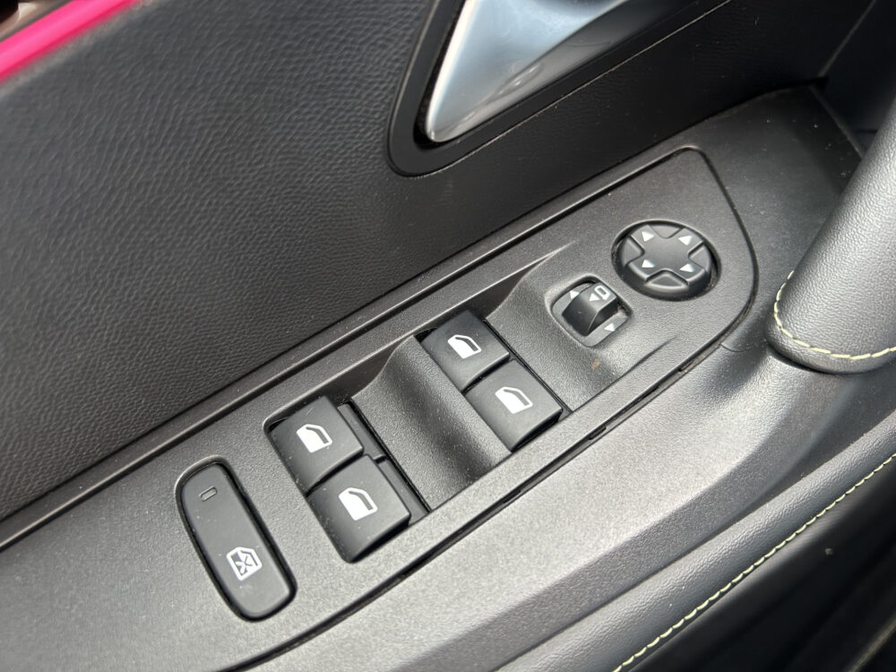 Peugeot 2008 1.2 PureTech GT-Line 131 PK! // LED // 3D COCKPIT // APPLE-ANDROID AUTO // CRUISE // STOELVERWARMING // 23