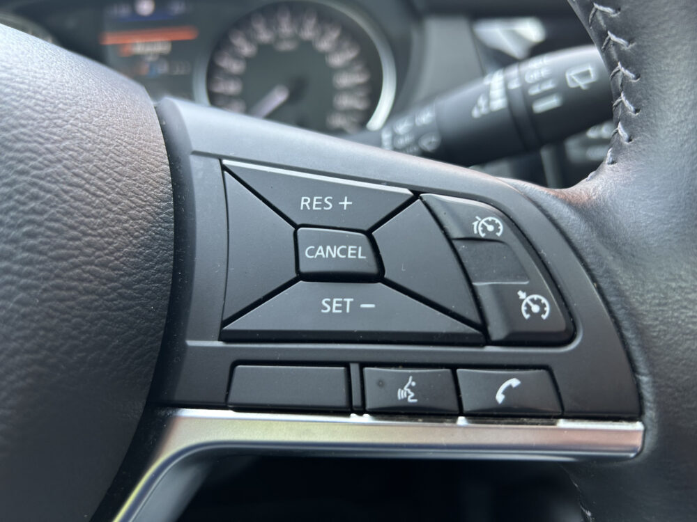 Nissan QASHQAI 1.3 DIG-T N-Connecta // PANO DAK // NAVI // CLIMA // CRUISE // CAMERA // PDC // 10