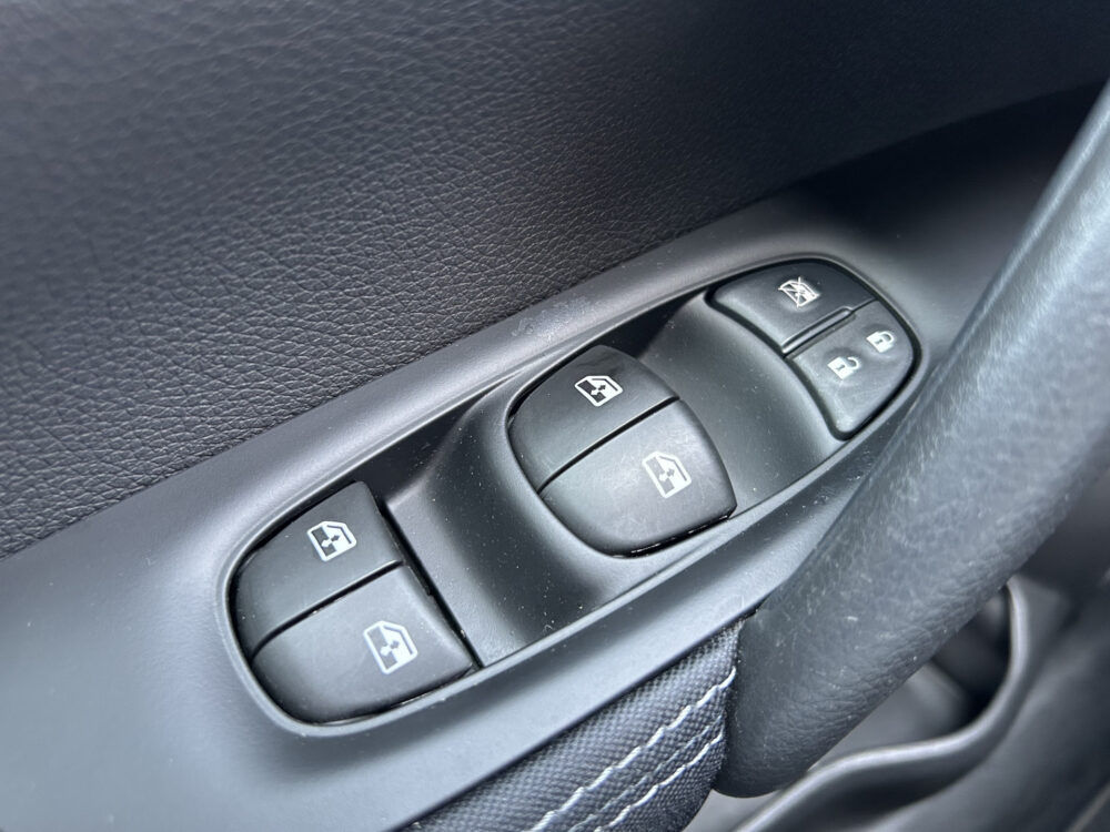 Nissan QASHQAI 1.3 DIG-T N-Connecta // PANO DAK // NAVI // CLIMA // CRUISE // CAMERA // PDC // 21