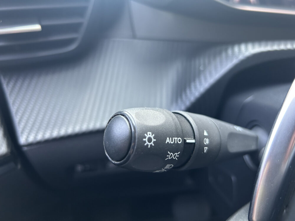 Peugeot 2008 1.2 PureTech Allure // NAVI // CLIMA // CRUISE // CAMERA // APPLE CARPLAY / ANDROID AUTO // 11
