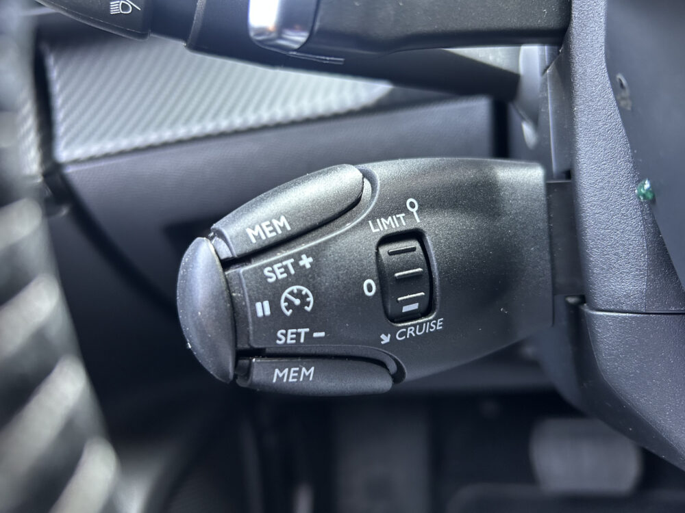 Peugeot 2008 1.2 PureTech Allure // NAVI // CLIMA // CRUISE // CAMERA // APPLE CARPLAY / ANDROID AUTO // 12