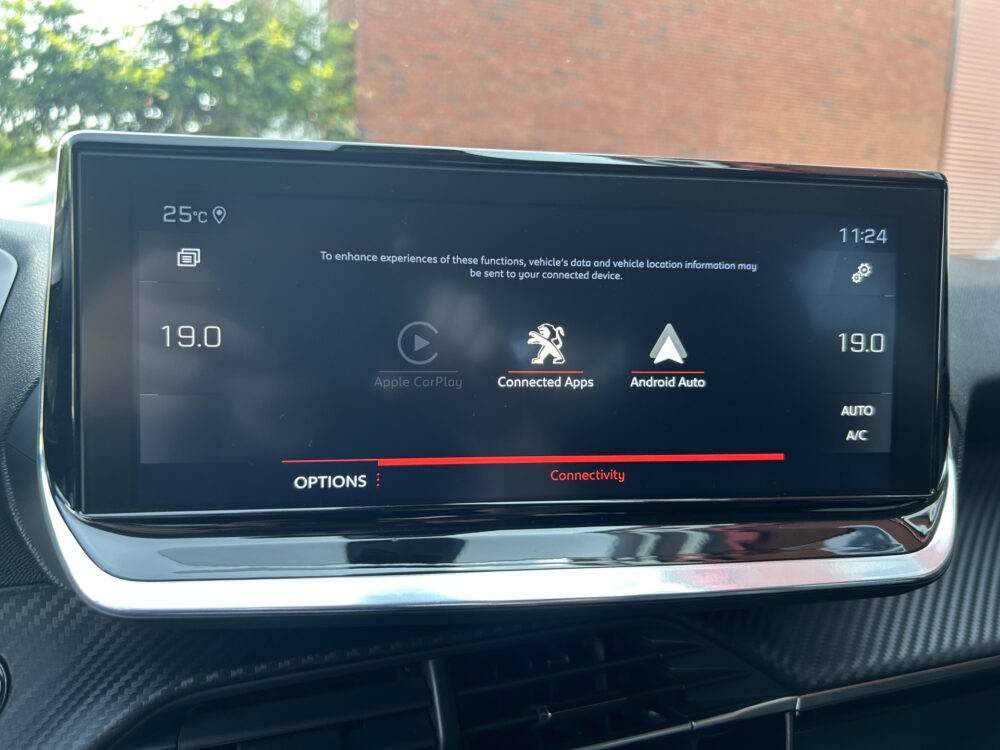 Peugeot 2008 1.2 PureTech Allure // NAVI // CLIMA // CRUISE // CAMERA // APPLE CARPLAY / ANDROID AUTO // 17