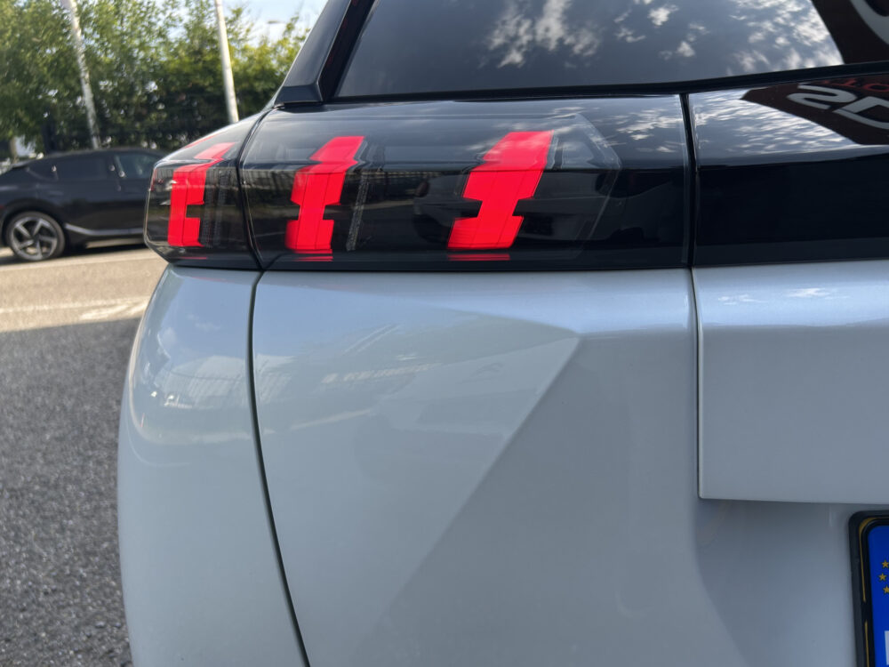 Peugeot 2008 1.2 PureTech Allure // NAVI // CLIMA // CRUISE // CAMERA // APPLE CARPLAY / ANDROID AUTO // 29