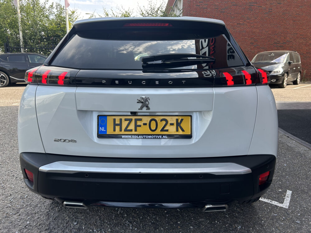 Peugeot 2008 1.2 PureTech Allure // NAVI // CLIMA // CRUISE // CAMERA // APPLE CARPLAY / ANDROID AUTO // 5