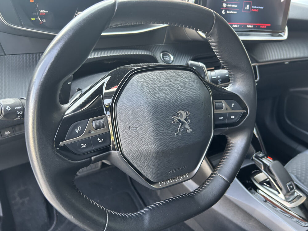 Peugeot 2008 1.2 PureTech Allure // NAVI // CLIMA // CRUISE // CAMERA // APPLE CARPLAY / ANDROID AUTO // 6