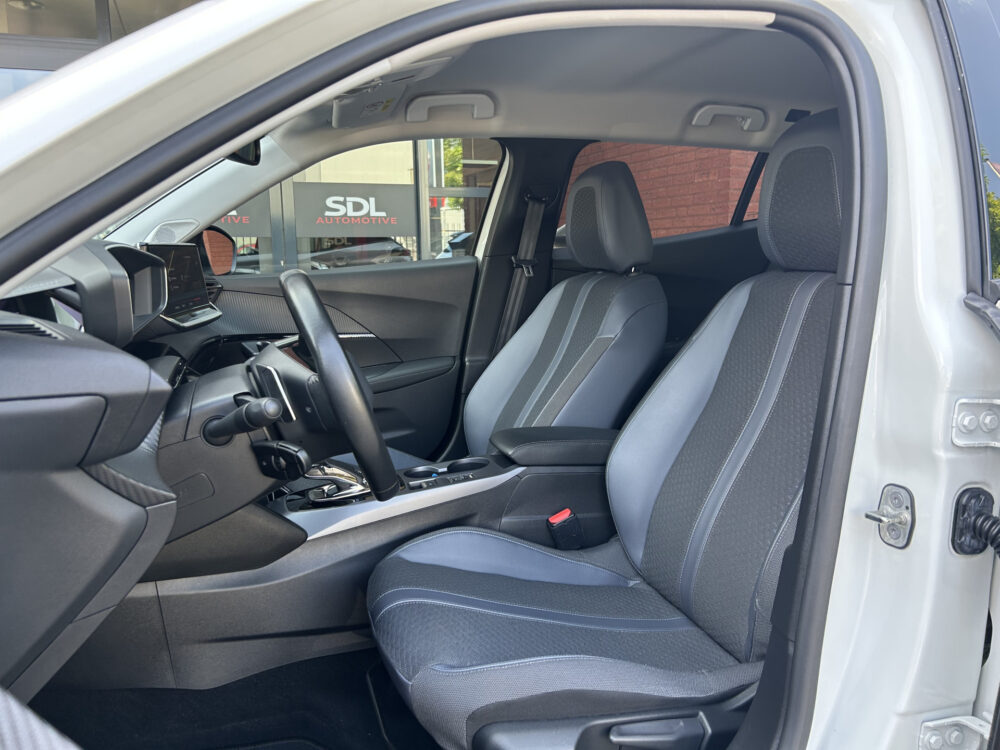 Peugeot 2008 1.2 PureTech Allure // NAVI // CLIMA // CRUISE // CAMERA // APPLE CARPLAY / ANDROID AUTO // 8