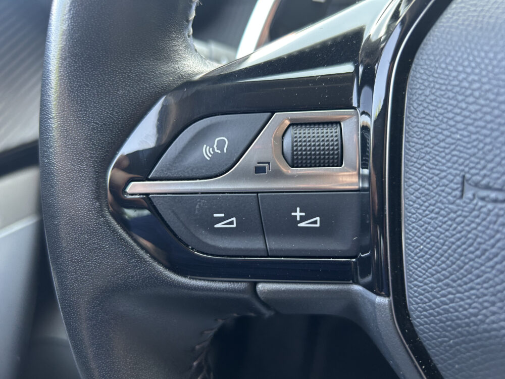 Peugeot 2008 1.2 PureTech Allure // NAVI // CLIMA // CRUISE // CAMERA // APPLE CARPLAY / ANDROID AUTO // 9