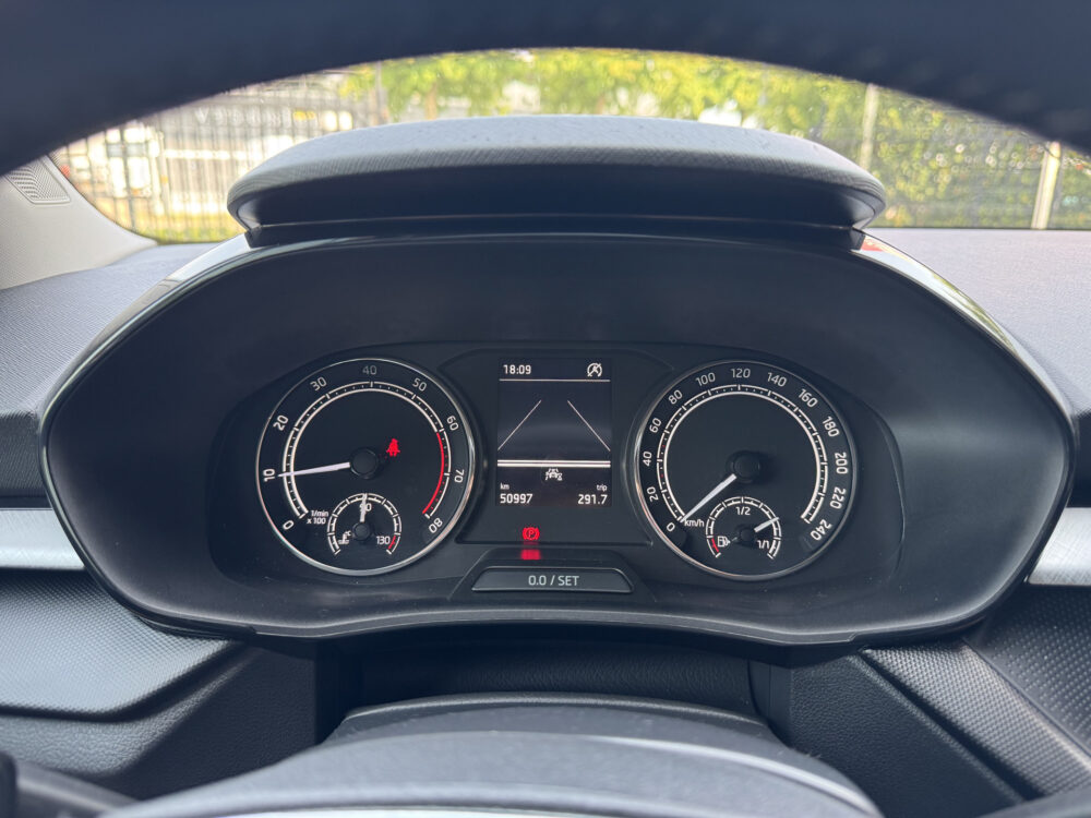 Škoda Fabia 1.0 Ambition // LED // CLIMA // CRUISE CONTROL // APPLE-ANDROID AUTO // PDC // 19