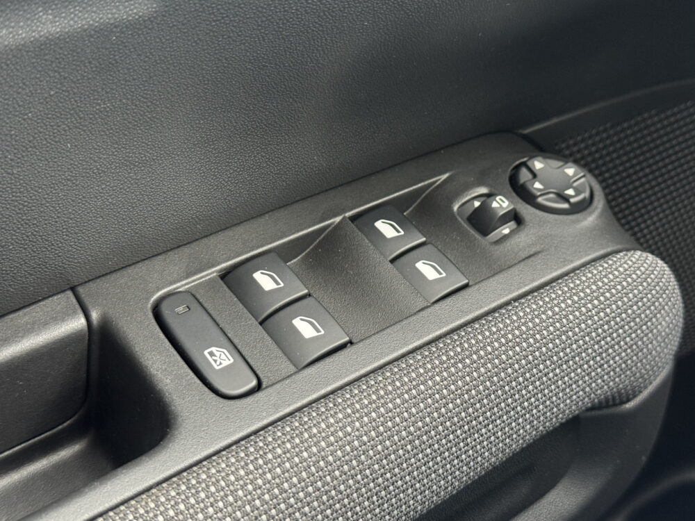 Citroën C3 Aircross 1.2 PureTech Shine // CRUISE // NAVI + CARPLAY // LEDER // PANO/SCHUIFKANTELDAK // CLIMA // KEYLESS 27