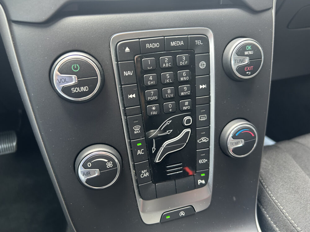 Volvo V40 1.5 T2 Momentum // CRUISE CONTROL // CLIMA // NAVI // PARKEERSENSOREN // TREKHAAK // 16
