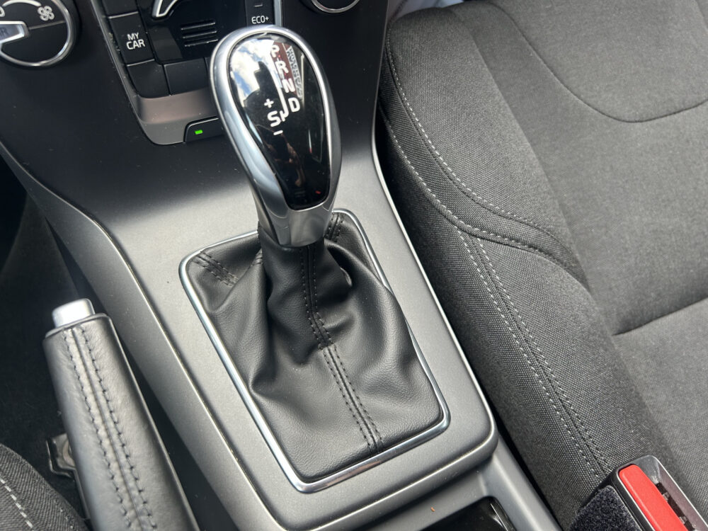 Volvo V40 1.5 T2 Momentum // CRUISE CONTROL // CLIMA // NAVI // PARKEERSENSOREN // TREKHAAK // 17