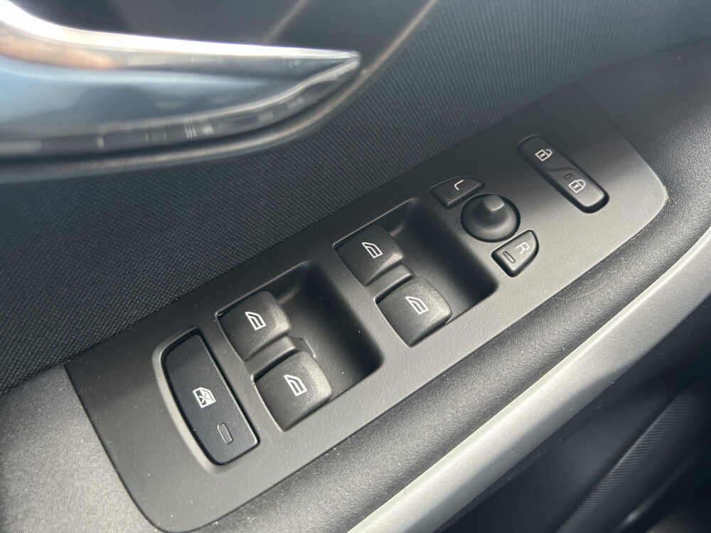 Volvo V40 1.5 T2 Momentum // CRUISE CONTROL // CLIMA // NAVI // PARKEERSENSOREN // TREKHAAK // 18
