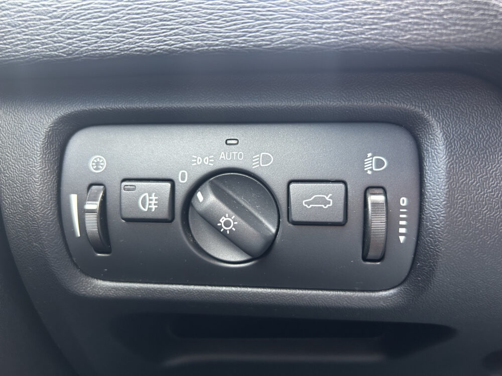 Volvo V40 1.5 T2 Momentum // CRUISE CONTROL // CLIMA // NAVI // PARKEERSENSOREN // TREKHAAK // 19