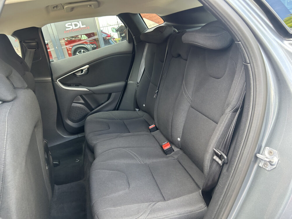 Volvo V40 1.5 T2 Momentum // CRUISE CONTROL // CLIMA // NAVI // PARKEERSENSOREN // TREKHAAK // 23
