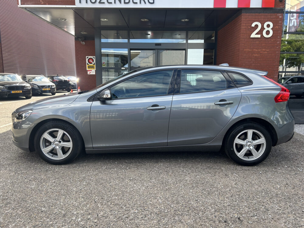 Volvo V40 1.5 T2 Momentum // CRUISE CONTROL // CLIMA // NAVI // PARKEERSENSOREN // TREKHAAK // 3
