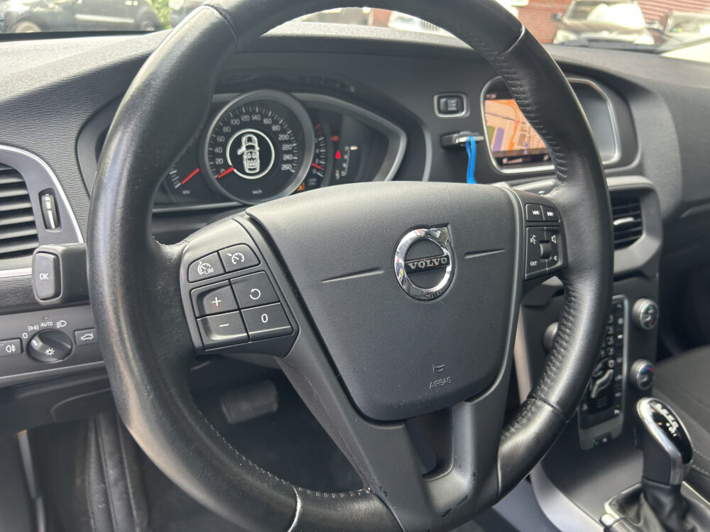 Volvo V40 1.5 T2 Momentum // CRUISE CONTROL // CLIMA // NAVI // PARKEERSENSOREN // TREKHAAK // 6