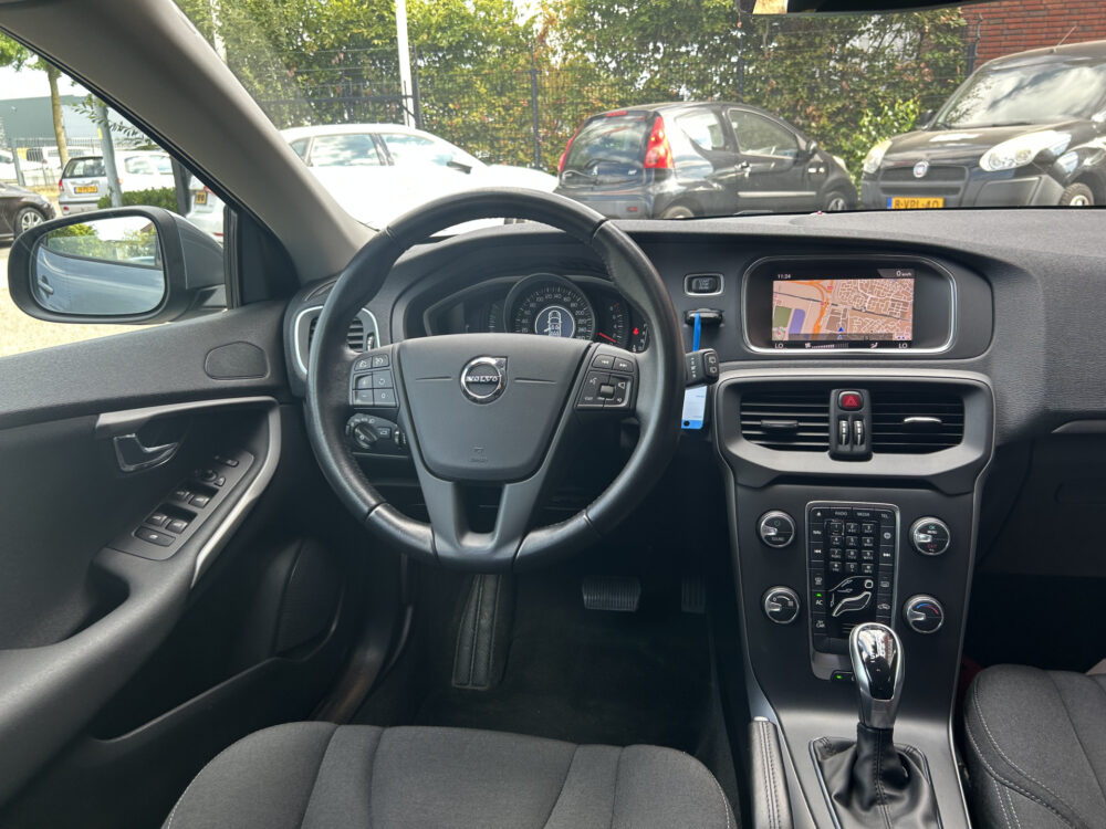 Volvo V40 1.5 T2 Momentum // CRUISE CONTROL // CLIMA // NAVI // PARKEERSENSOREN // TREKHAAK // 7