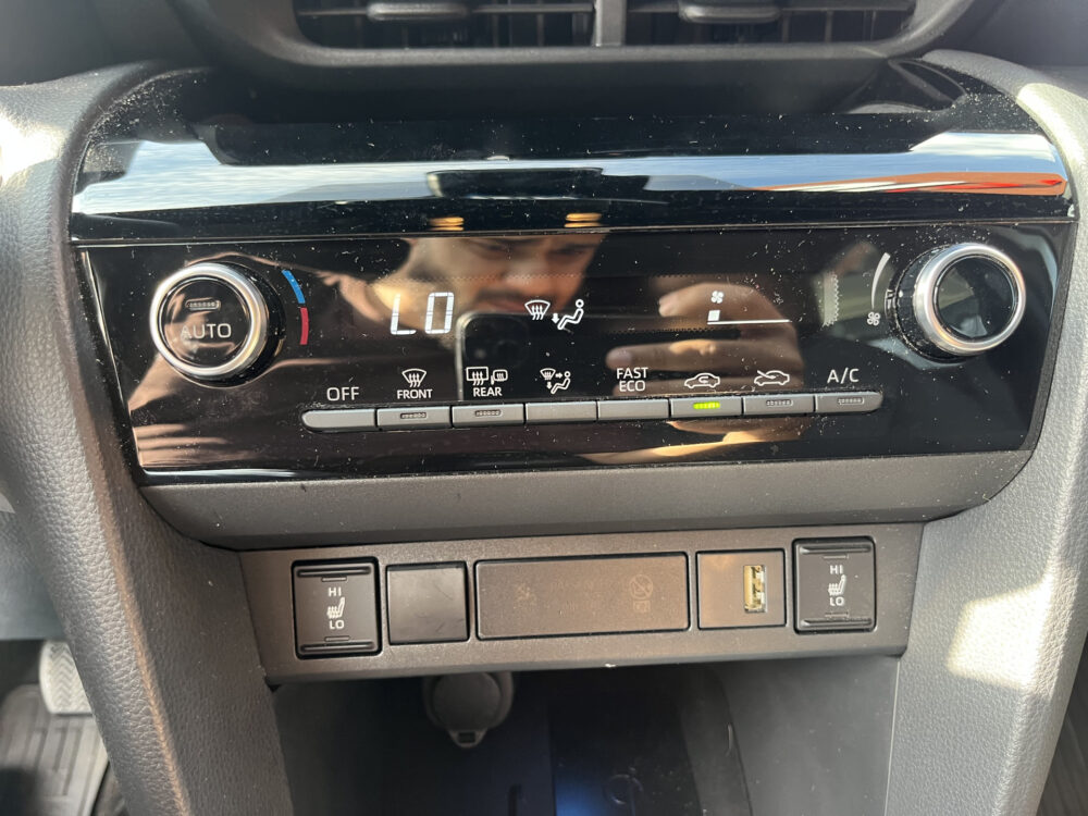 Toyota Yaris Cross 1.5 Hybrid Dynamic // FULL LED // KEYLESS // DODEHOEK // ADAPT. CRUISE // CAMERA // STUUR+STOELVERWARMING // 18