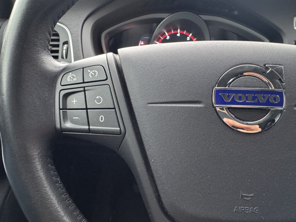 Volvo V40 2.0 T2 Momentum // CAMERA // CRUISE // NAVI // CLIMA // STOELVERWARMING // BLUETOOTH // 10
