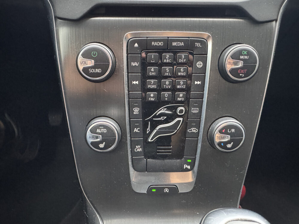 Volvo V40 2.0 T2 Momentum // CAMERA // CRUISE // NAVI // CLIMA // STOELVERWARMING // BLUETOOTH // 17