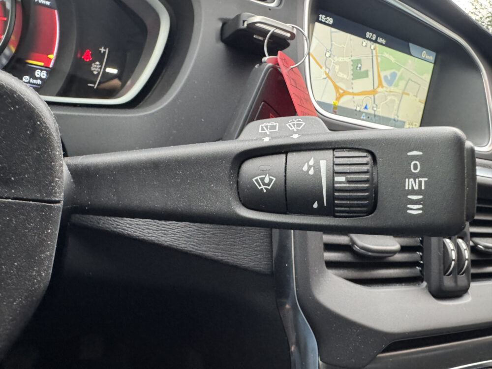 Volvo V40 2.0 T2 Momentum // CAMERA // CRUISE // NAVI // CLIMA // STOELVERWARMING // BLUETOOTH // 18