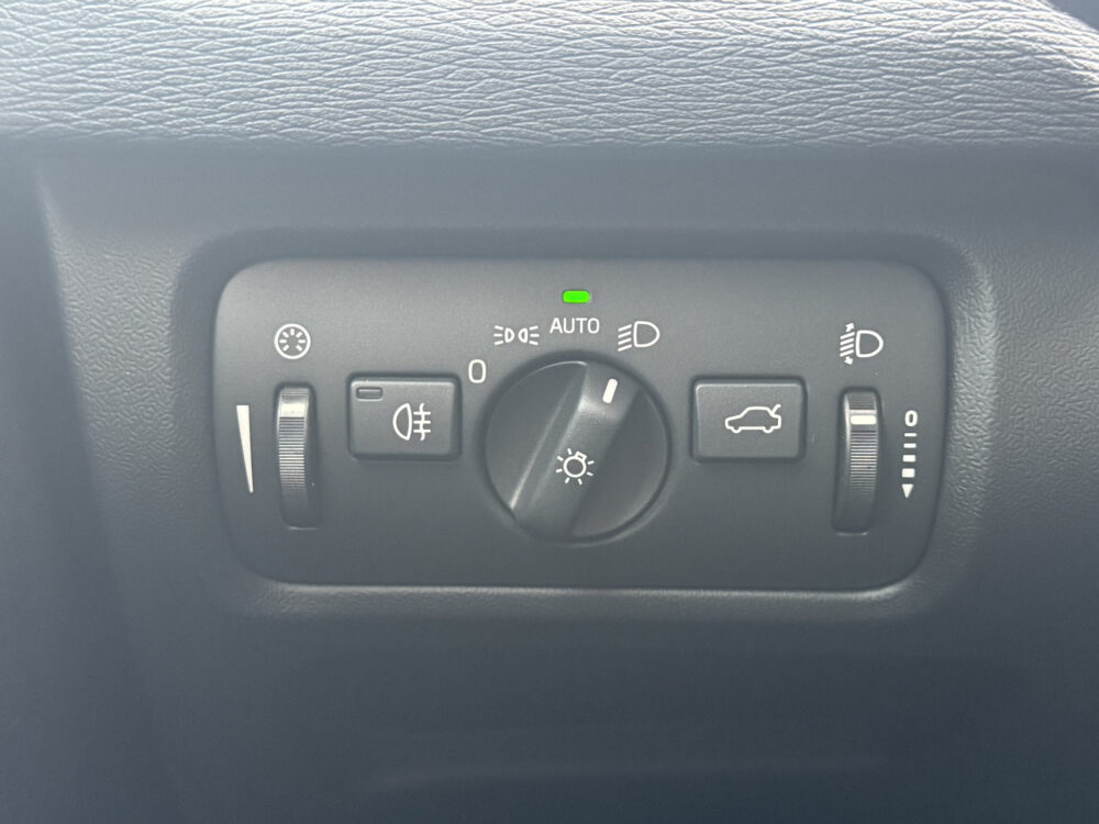Volvo V40 2.0 T2 Momentum // CAMERA // CRUISE // NAVI // CLIMA // STOELVERWARMING // BLUETOOTH // 19