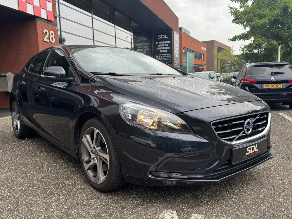 Volvo V40 2.0 T2 Momentum // CAMERA // CRUISE // NAVI // CLIMA // STOELVERWARMING // BLUETOOTH // 2