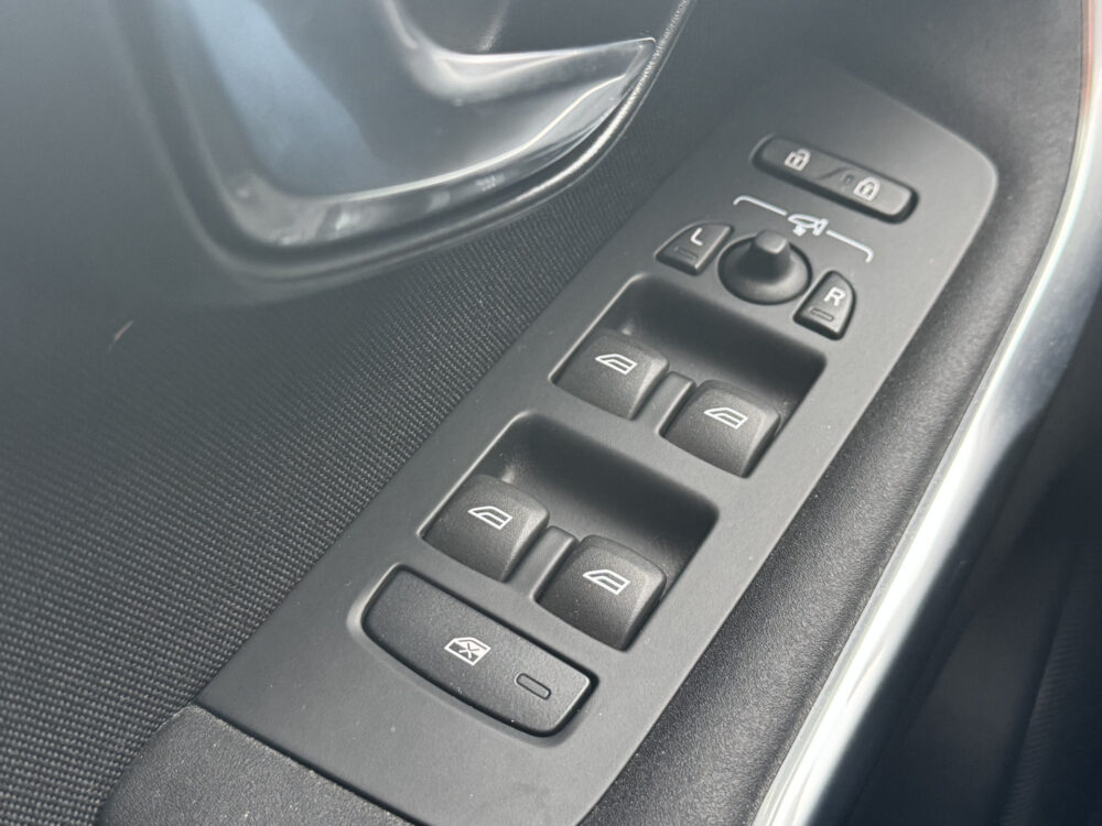 Volvo V40 2.0 T2 Momentum // CAMERA // CRUISE // NAVI // CLIMA // STOELVERWARMING // BLUETOOTH // 20