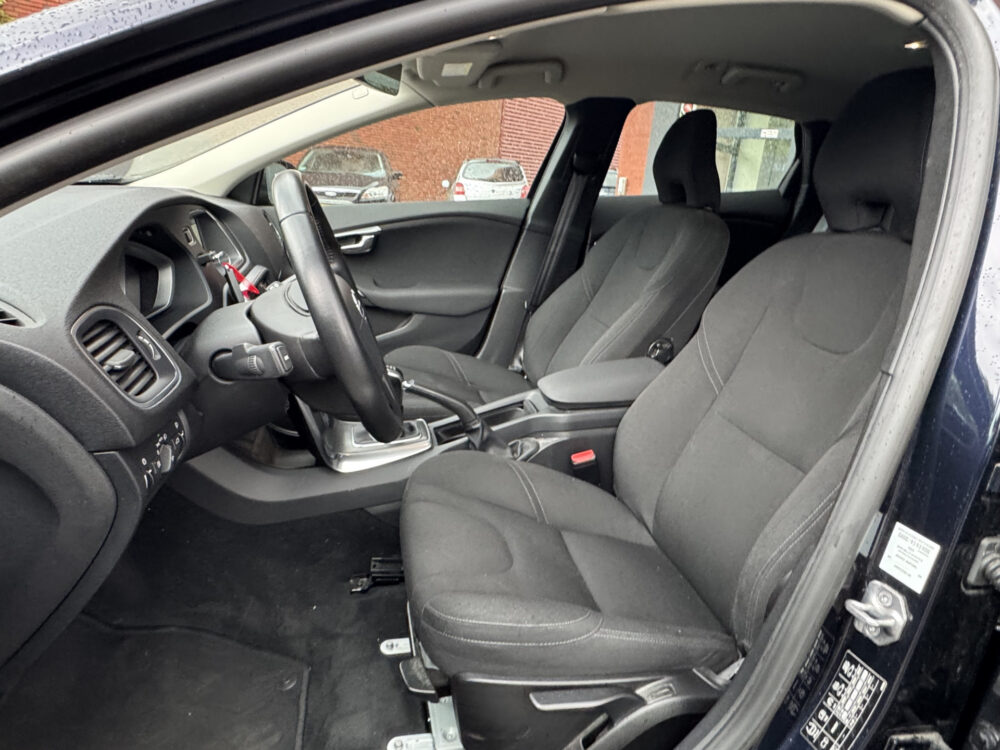 Volvo V40 2.0 T2 Momentum // CAMERA // CRUISE // NAVI // CLIMA // STOELVERWARMING // BLUETOOTH // 7