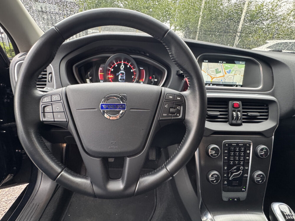 Volvo V40 2.0 T2 Momentum // CAMERA // CRUISE // NAVI // CLIMA // STOELVERWARMING // BLUETOOTH // 9