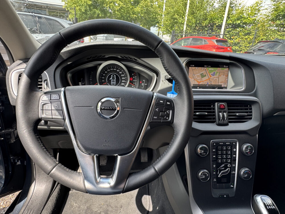 Volvo V40 2.0 T2 Kinetic // FULL LED // NAVI // PDC // CLIMA // BLUETOOTH // 10