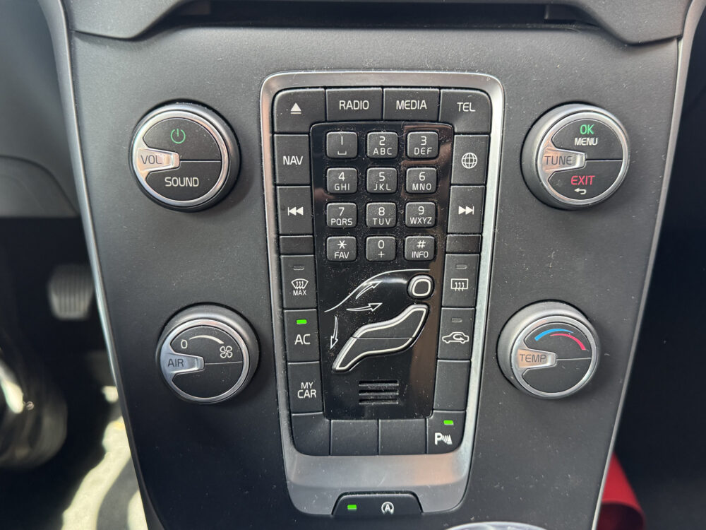 Volvo V40 2.0 T2 Kinetic // FULL LED // NAVI // PDC // CLIMA // BLUETOOTH // 18