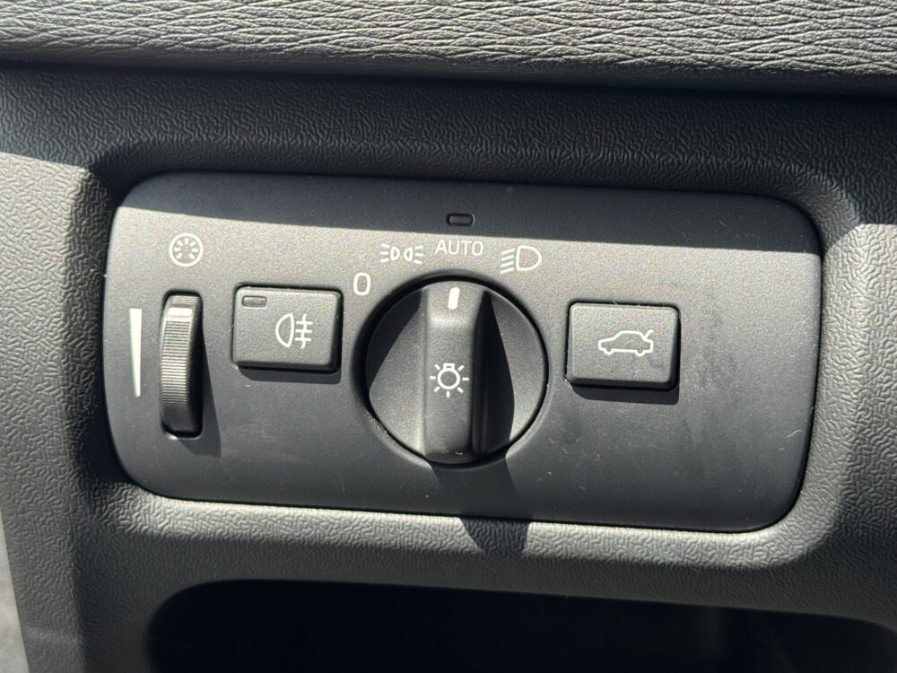 Volvo V40 2.0 T2 Kinetic // FULL LED // NAVI // PDC // CLIMA // BLUETOOTH // 20