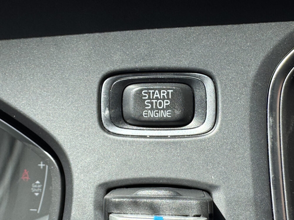 Volvo V40 2.0 T2 Kinetic // FULL LED // NAVI // PDC // CLIMA // BLUETOOTH // 21